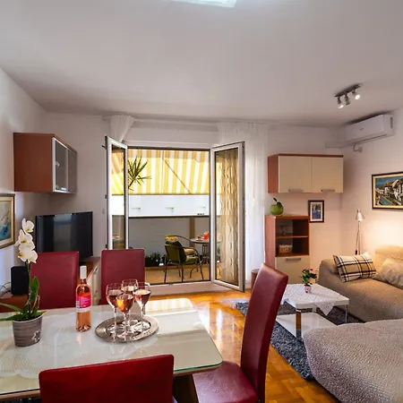 Harmony - Balcony And Free Secure Garage *
